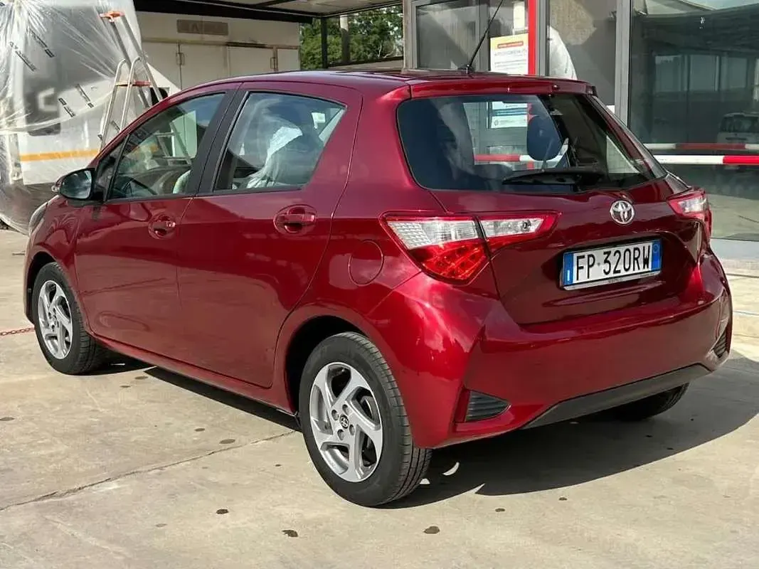 Usata Toyota Yaris Active 72 CV (52 kW) 2018 Rosso Berlina