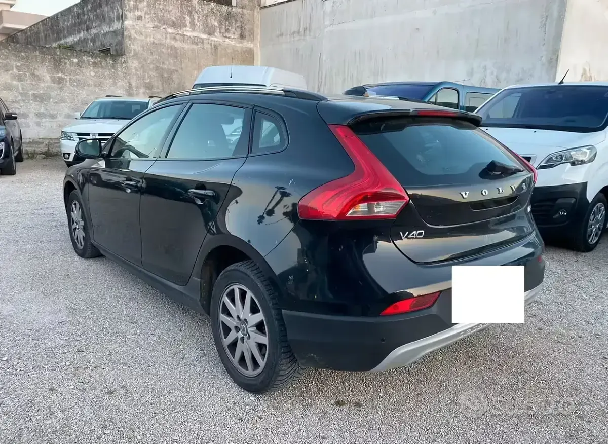 Usata Volvo V40 Momentum 120 CV (88 kW) 2016 Nero Berlina
