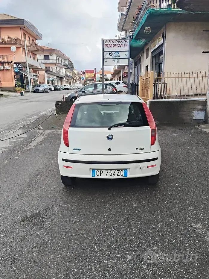 Usata Fiat Punto Dynamic 69 CV (50 kW) 2005 Bianco Utilitaria