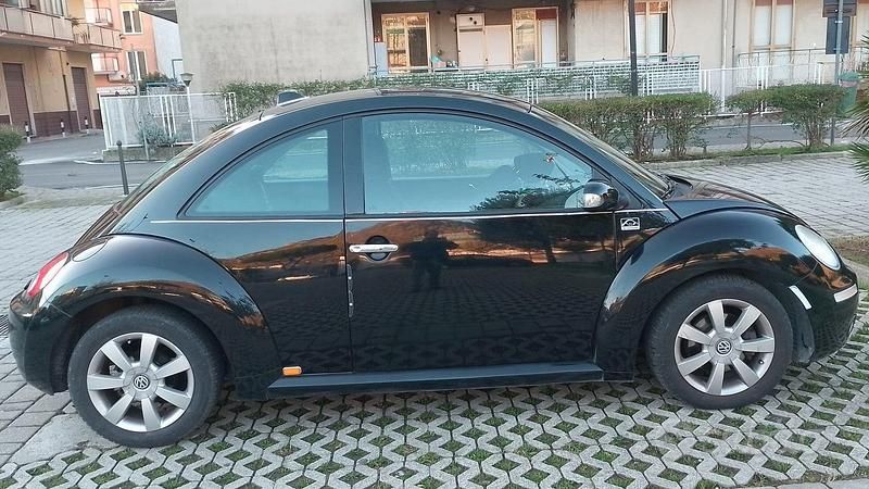 Usata VW New Beetle 101 CV (74 kW) 2007 Nero Utilitaria