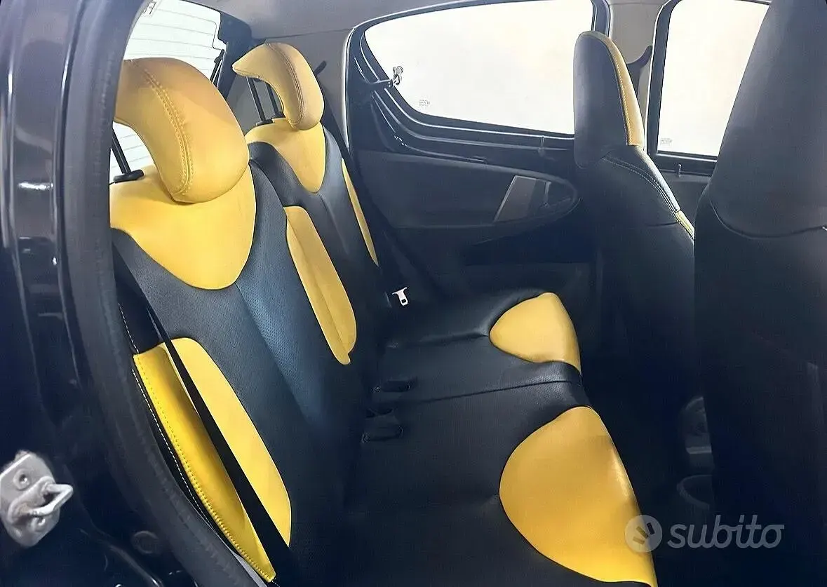 Second-hand Toyota Aygo 68 CP (50 kW) 2010 Negru Hatchback