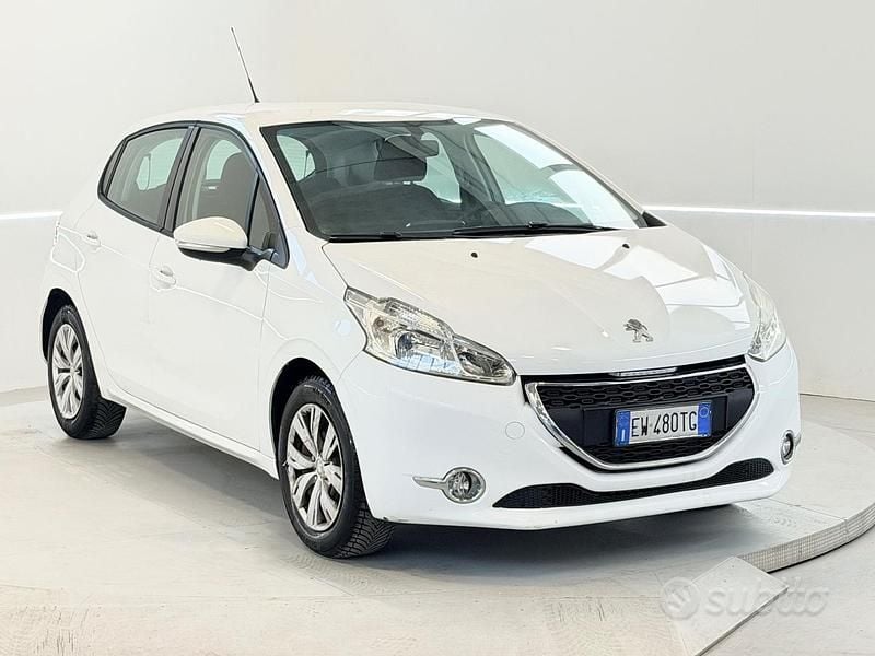 Usata Peugeot 208 68 CV (50 kW) 2014 Bianco Utilitaria