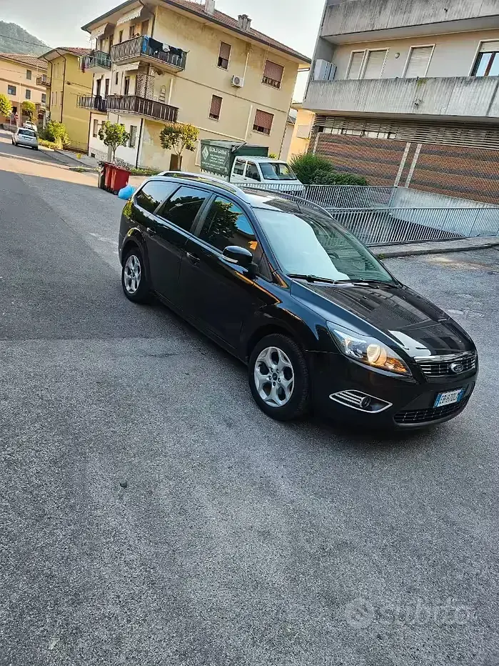 Usata Ford Focus 109 CV (80 kW) 2010 Nero Station wagon