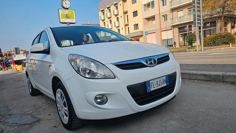 Usata Hyundai i20 Edition 85 CV (62 kW) 2013 Bianco Utilitaria