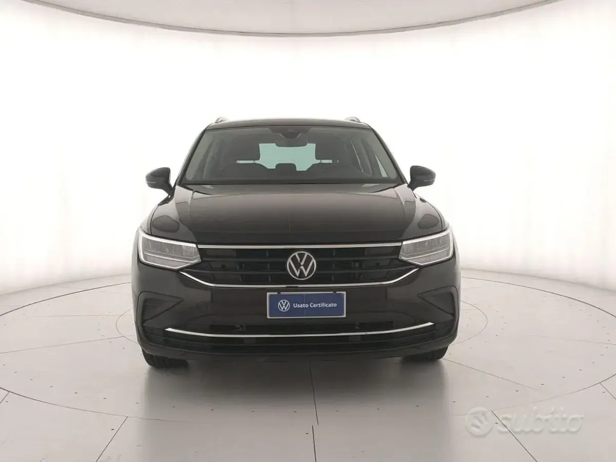 Używany VW Tiguan Life 122 KM (89 kW) 2023 Czarny SUV