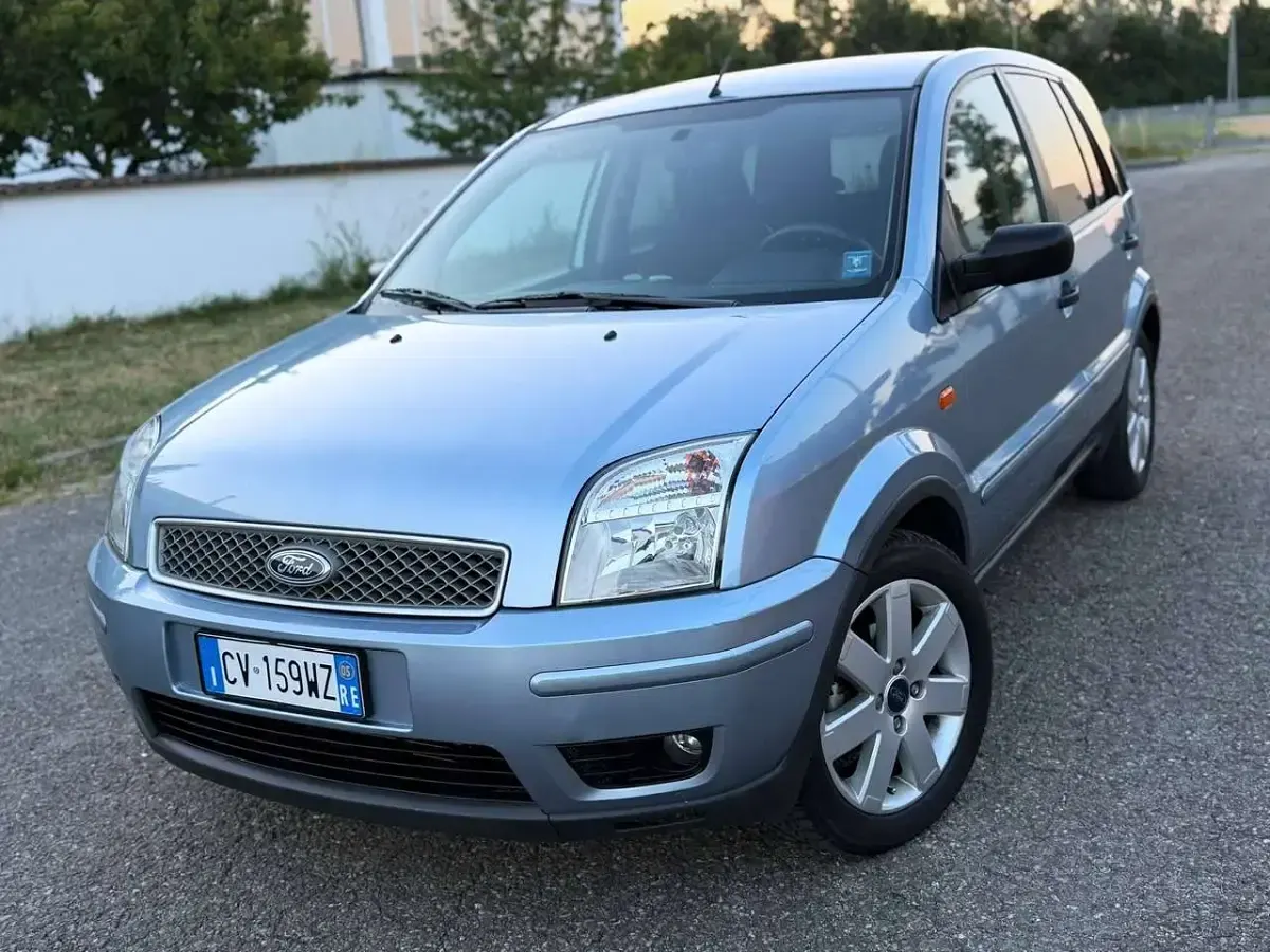 Usata Ford Fusion 80 CV (58 kW) 2005 Blu/azzurro Utilitaria