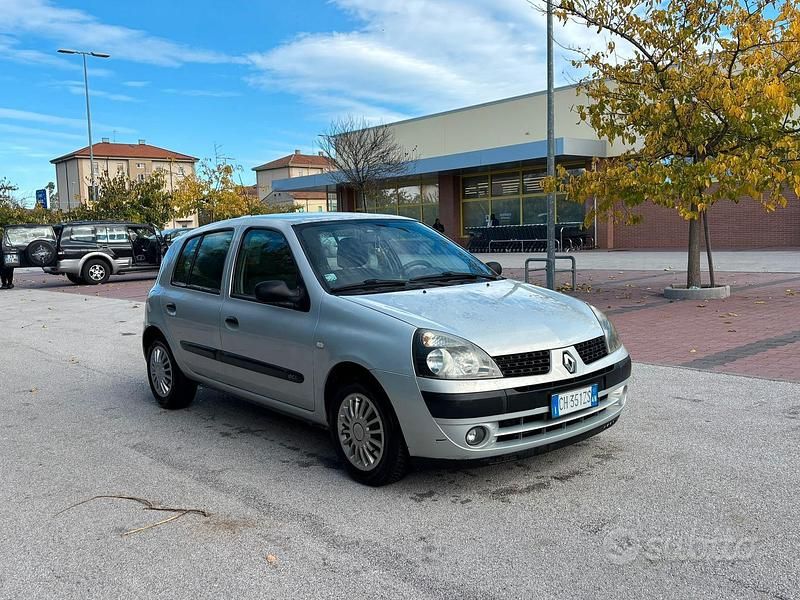 Usata Renault Clio II 68 CV (50 kW) 2005 Grigio Berlina