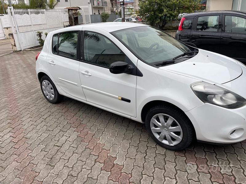 Usata Renault Clio II 65 CV (47 kW) 2010 Bianco Berlina