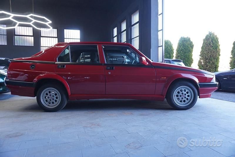 Usata Alfa Romeo 75 148 CV (108 kW) 1991 Rosso Berlina