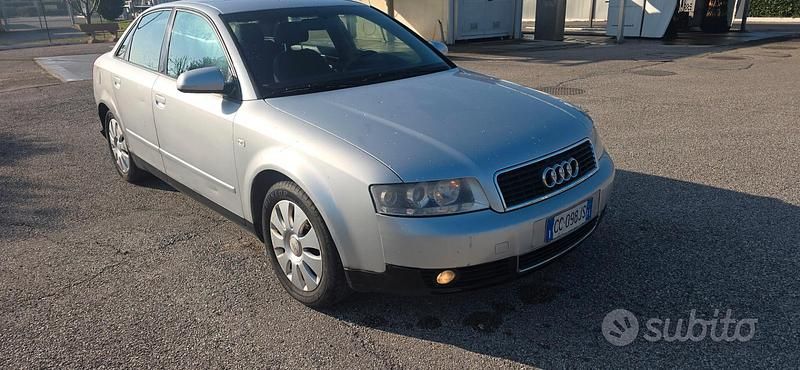 Grigio Usata 2003 Audi A4 Tre volumi | 650 € (Super prezzo) - Immagine 1/4
