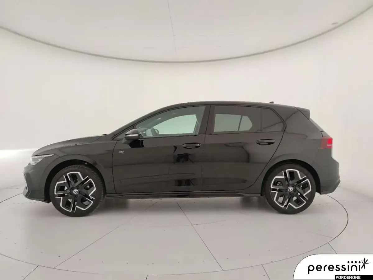 Nuova VW Golf VIII R-line Plus 150 CV (110 kW) 2026 Grenadill black metallizzato Berlina