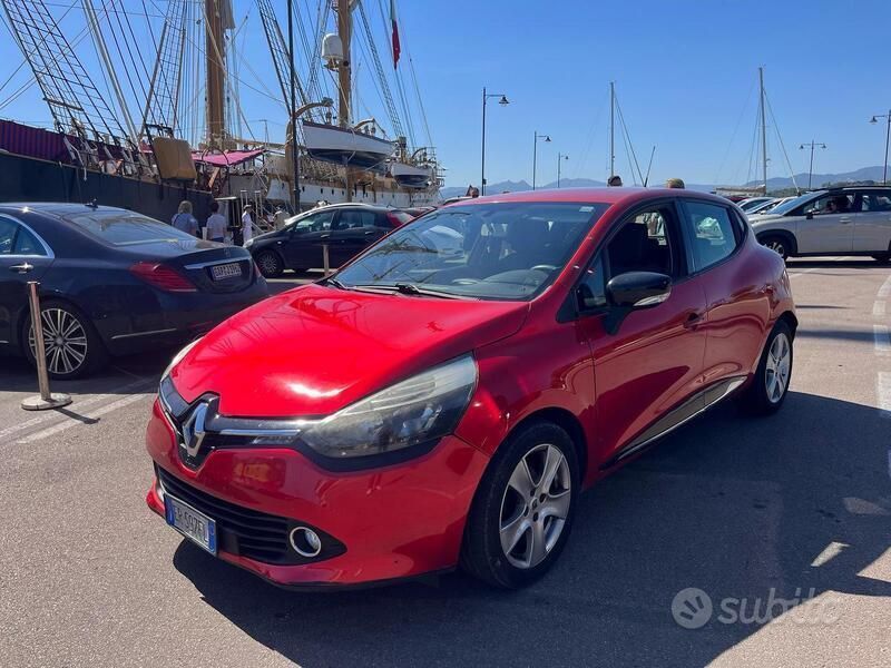 Rosso Usata 2013 Renault Clio IV Due volumi | 6500 € (Buon prezzo) - Immagine 1/4
