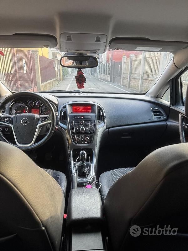 Usata Opel Astra 140 CV (102 kW) 2012 Station wagon