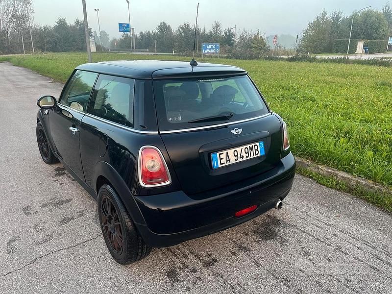 Usata Mini Cooper 109 CV (80 kW) 2009 Nero Utilitaria