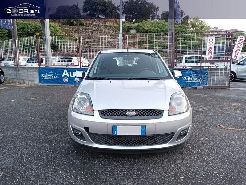 Usata Ford Fiesta Ghia 68 CV (50 kW) 2006 Grigio Utilitaria