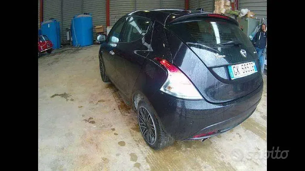 Begagnad Lancia Ypsilon Gold 69 HK (50 kW) 2022 Svart Halvkombi