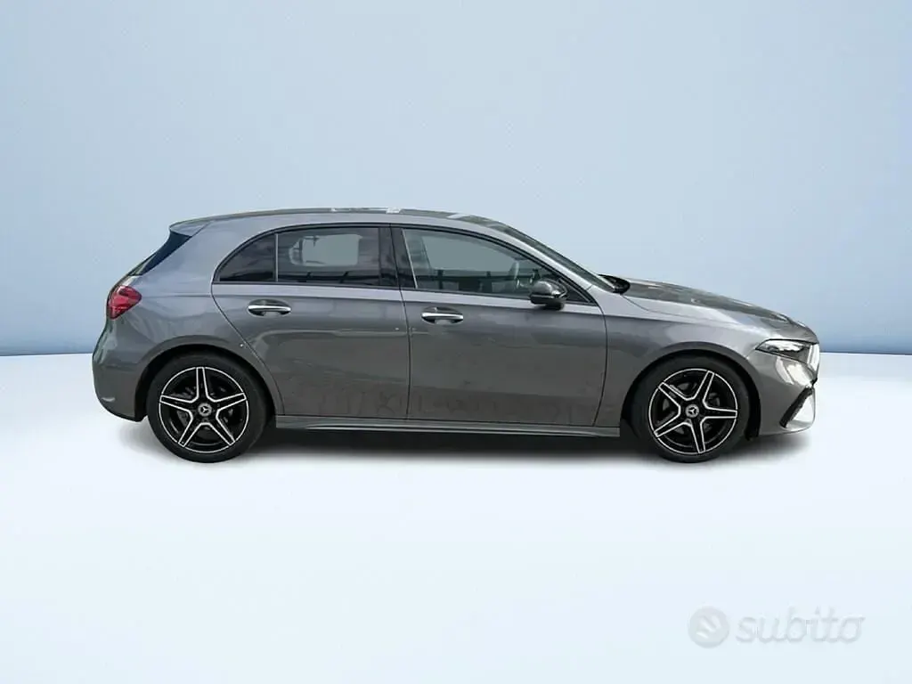 Usata Mercedes A180 AMG Line Premium 116 CV (85 kW) 2023 Grigio metallizzato Berlina