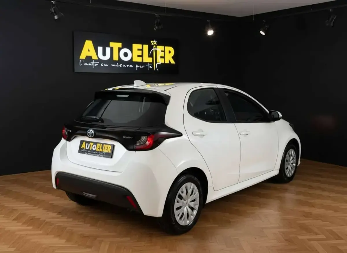 Ny Toyota Yaris Hybrid Active 116 HK (85 kW) 2026 Vit Sedan