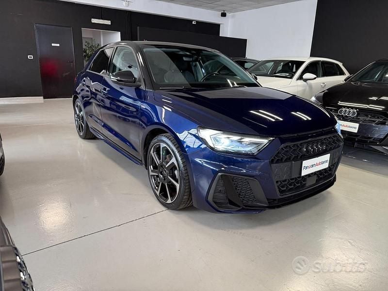 Blu tetto nero Usata 2024 Audi A1 S-Line Due volumi | 26.900 € (Buon prezzo) - Immagine 1/4