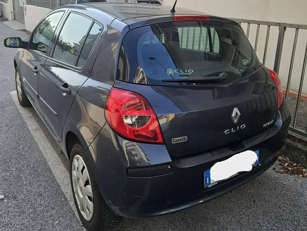 Usata Renault Clio III Komfort 75 CV (55 kW) 2007 Nero Berlina