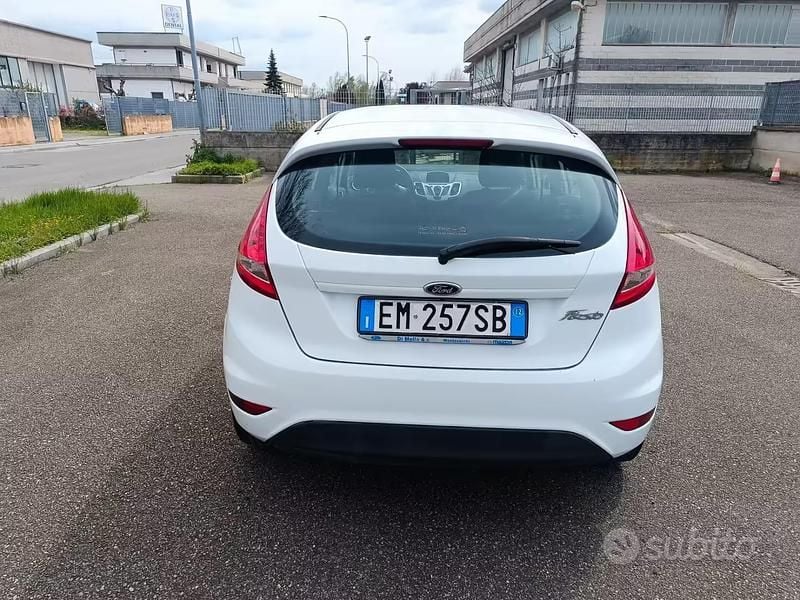 Usata Ford Fiesta 60 CV (44 kW) 2012 Bianco Utilitaria