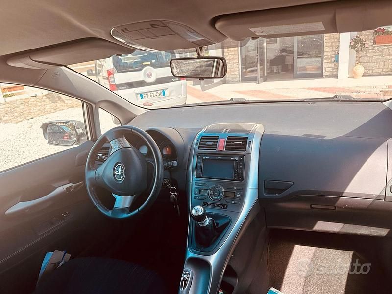 Usata Toyota Auris Sol 90 CV (66 kW) 2009 Argento Berlina