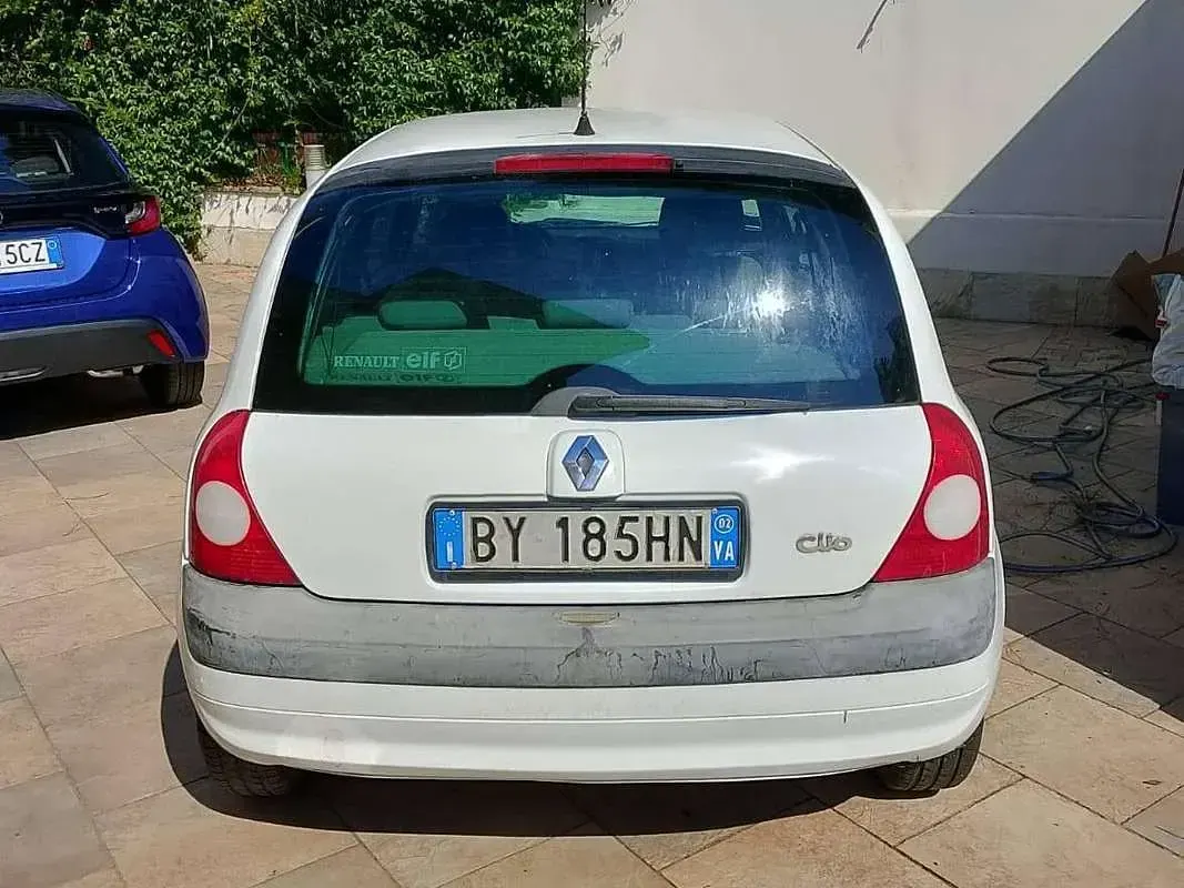 Usata Renault Clio II Expression 98 CV (72 kW) 2002 Bianco Berlina