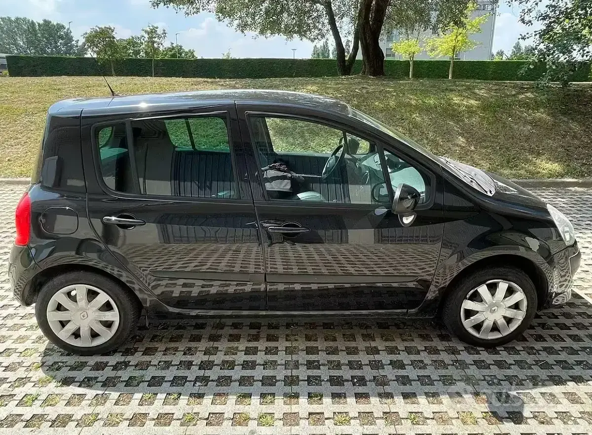 Käytetty Renault Modus Dynamique 75 HP (55 kW) 2010 Musta Tila-auto