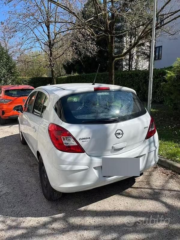 Usata Opel Corsa 75 CV (55 kW) 2012 Bianco Utilitaria