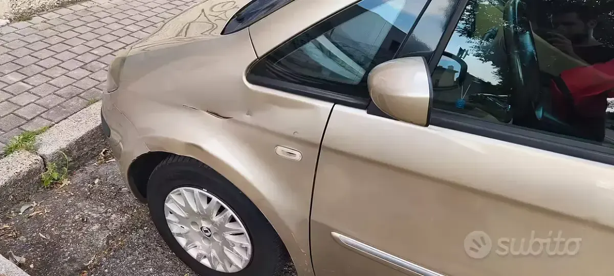 Usata Lancia Musa 90 CV (66 kW) 2005 Giallo Monovolume