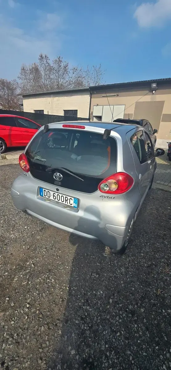 Usata Toyota Aygo 68 CV (50 kW) 2007 Grigio Utilitaria