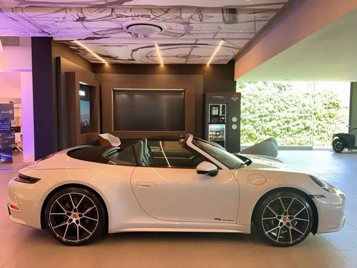 Usata Porsche 992 394 CV (289 kW) 2024 Grigio Cabrio