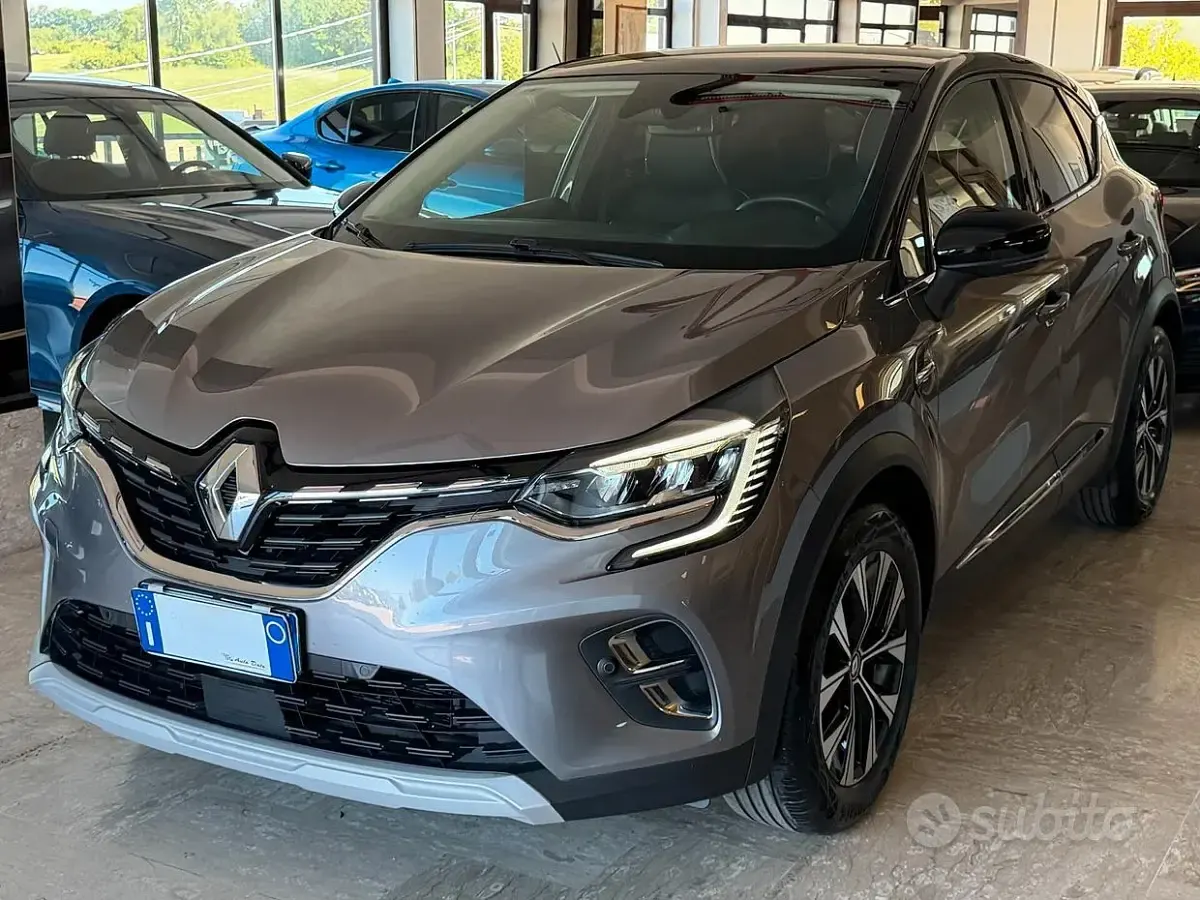 Usata Renault Captur Techno 101 CV (74 kW) 2023 Grigio SUV
