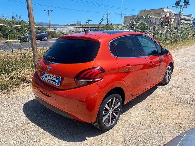 Usata Peugeot 208 Allure 75 CV (55 kW) 2017 Arancione Utilitaria