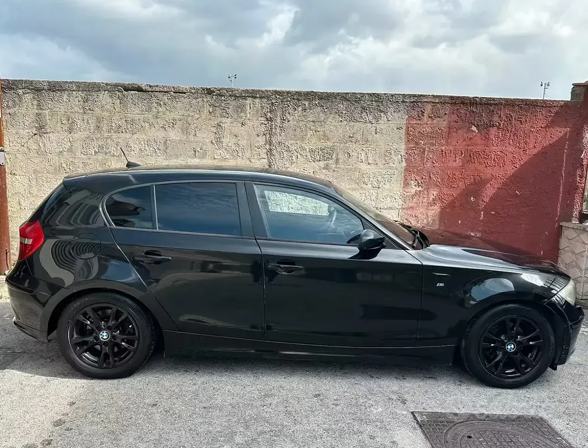 Begagnad BMW 118 Efficient Dynamics 143 HK (105 kW) 2007 Svart Halvkombi