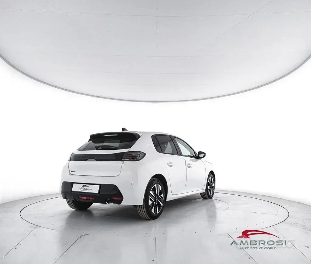 Usata Peugeot 208 Allure 101 CV (74 kW) 2025 Bianco Utilitaria