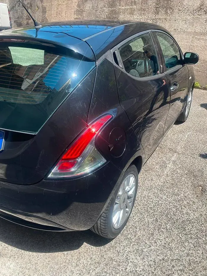 Usata Lancia Ypsilon 69 CV (50 kW) 2014 Nero Utilitaria