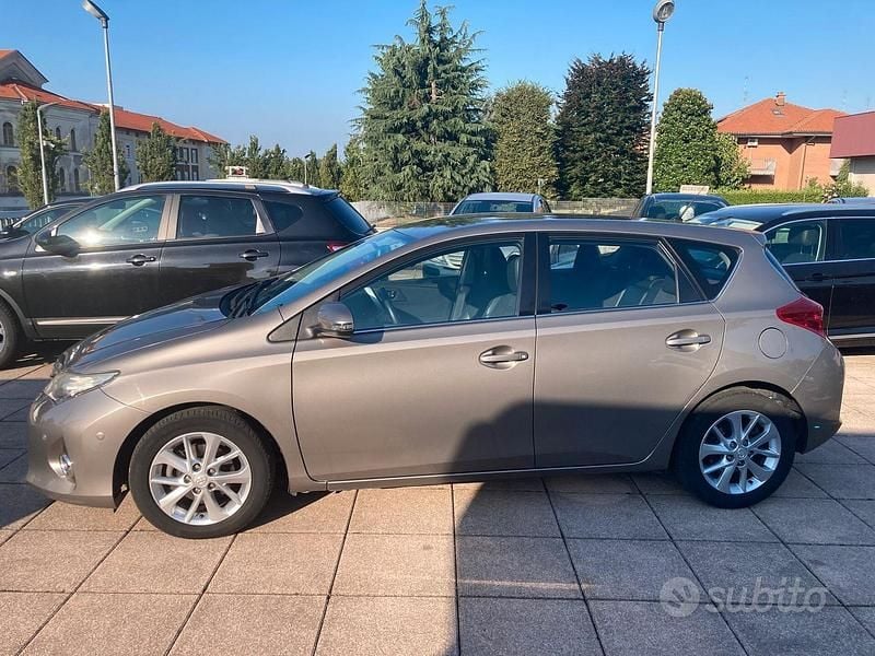 Usata Toyota Auris Lounge 90 CV (66 kW) 2014 Grigio Berlina