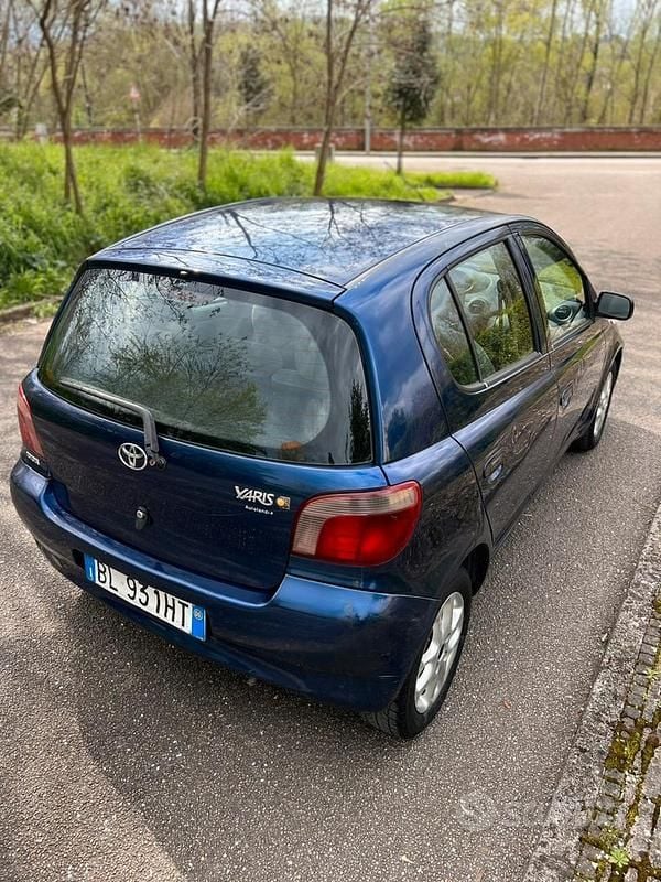 Usata Toyota Yaris 68 CV (50 kW) 2000 Blu Berlina