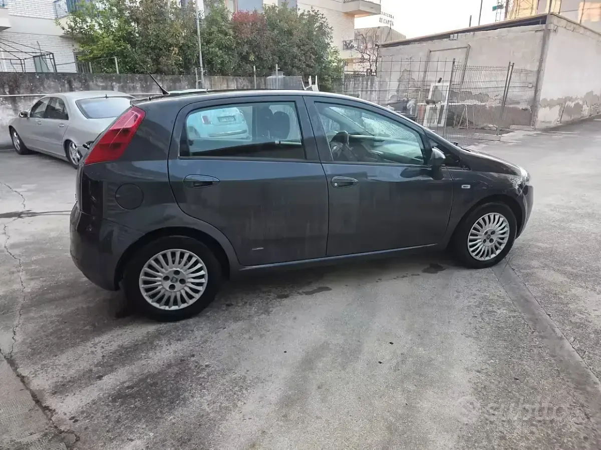 Usata Fiat Grande Punto Dynamic 75 CV (55 kW) 2009 Grigio Utilitaria
