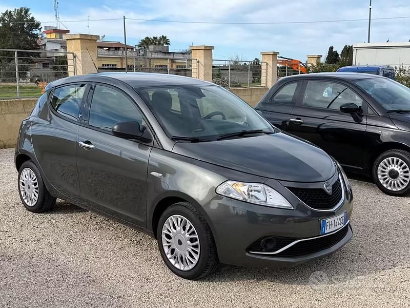 Usata Lancia Ypsilon Gold 69 CV (50 kW) 2017 Grigio Utilitaria