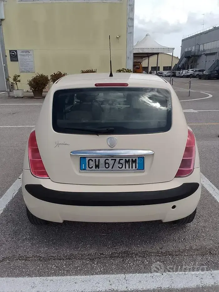 Begagnad Lancia Ypsilon 60 HK (44 kW) 2005 Vit Halvkombi