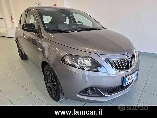 Usata Lancia Ypsilon Silver 69 CV (50 kW) 2021 Grigio scuro Utilitaria