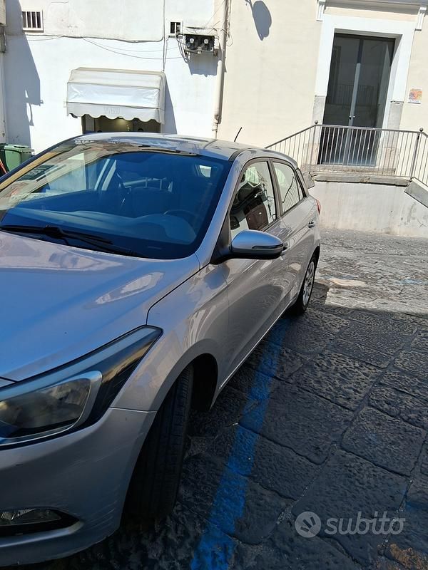 Usata Hyundai i20 Comfort 100 CV (73 kW) 2017 Grigio Utilitaria