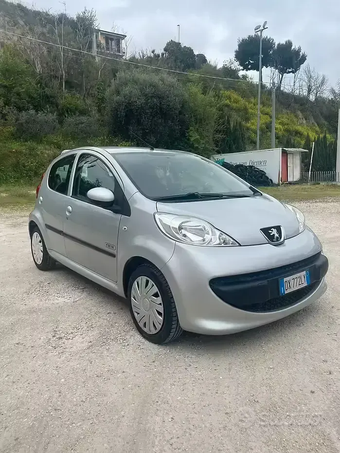 Usata Peugeot 107 68 CV (50 kW) 2007 Grigio Utilitaria