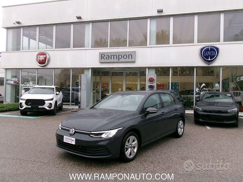 Grigio Usata 2023 VW Golf VIII Life Tre volumi | 17.699 € (Super prezzo) - Immagine 1/4