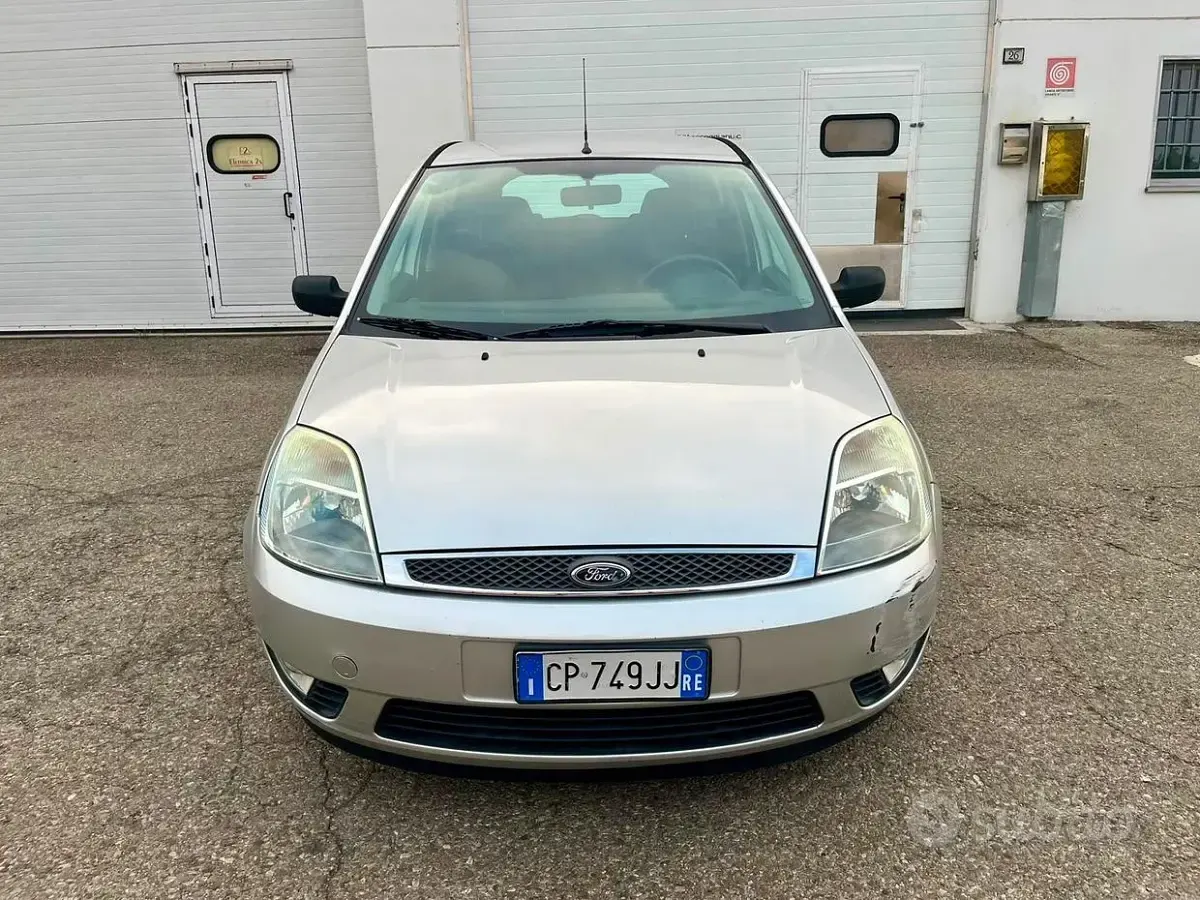 Usata Ford Fiesta Ghia 75 CV (55 kW) 2004 Grigio Utilitaria