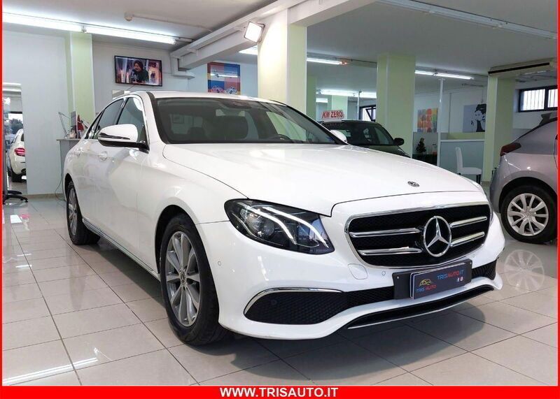 Nero Usata 2017 Mercedes E200 Tre volumi | 25.900 € - Immagine 1/4
