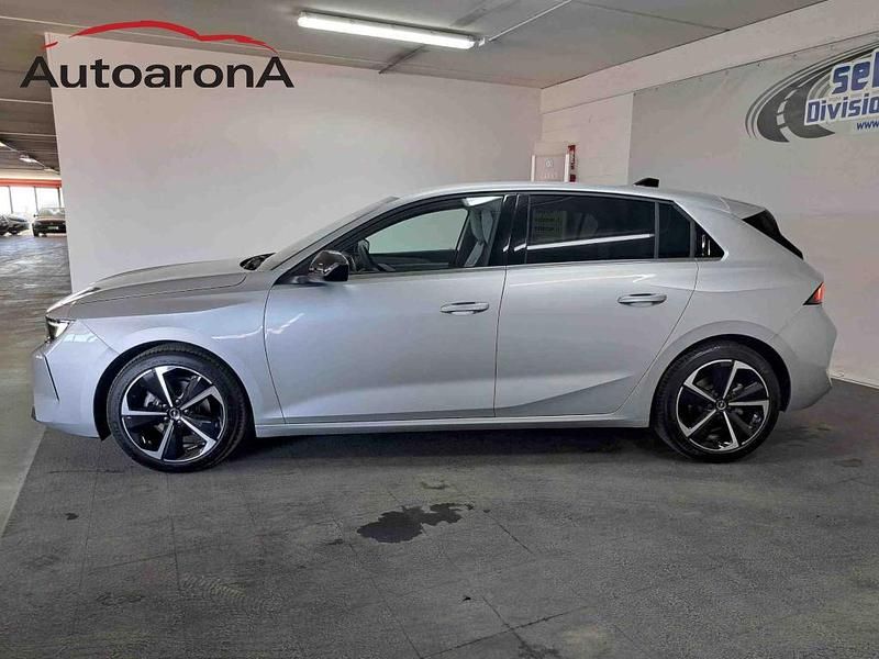Usata Opel Astra Elegance 130 CV (95 kW) 2023 Gr1b argento diamante metallizzato Berlina
