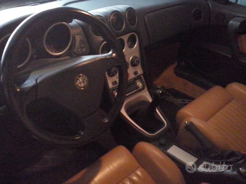 Usata Alfa Romeo Spider 155 CV (114 kW) 1998 Nero Cabrio